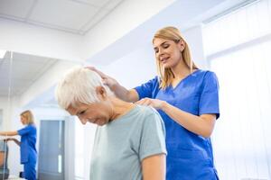 licenciado quiroprático ou manual terapeuta fazendo pescoço esticam massagem para relaxado fêmea paciente dentro clínica escritório. jovem mulher com chicotada ou reumatológico problema obtendo profissional médico Socorro foto