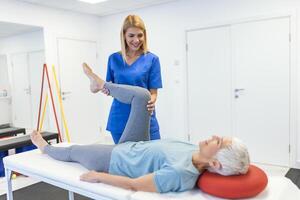 reabilitação terapia. profissional fêmea terapeuta trabalhando dentro a reabilitação Centro enquanto fazendo a terapia foto