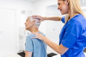 licenciado quiroprático ou manual terapeuta fazendo pescoço esticam massagem para relaxado fêmea paciente dentro clínica escritório. jovem mulher com chicotada ou reumatológico problema obtendo profissional médico Socorro foto