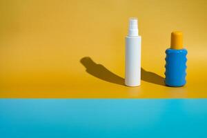 em branco protetor solar garrafas em minimalista de praia foto