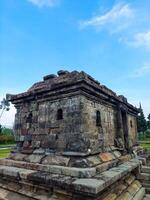 dramático e dinâmico nascer do sol às Arjuna têmpora do dieng-central Java foto