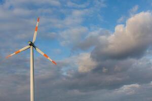 vento turbina em a fundo do a azul céu. limpar \ limpo renovável energia. elétrico poder Produção. foto