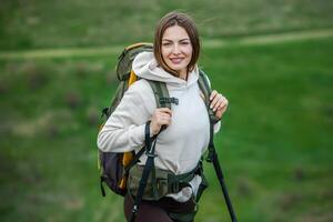 jovem mulher com mochila caminhada dentro a montanhas. caminhada conceito. caminhada falésias. viagem, viajante. foto