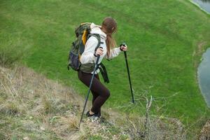 jovem mulher com mochila caminhada dentro a montanhas. caminhada conceito. caminhada falésias. viagem, viajante. foto