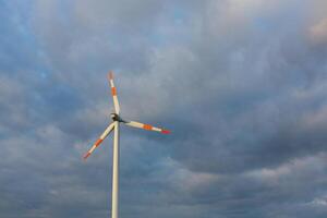 vento turbina em a fundo do a azul céu. limpar \ limpo renovável energia. elétrico poder Produção. foto