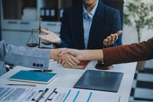 empresário apertando as mãos para selar um acordo com seus advogados parceiros ou advogados discutindo um acordo contratual. foto