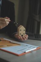 real Estado agente e cliente assinatura contrato para Comprar casa, seguro ou empréstimo real imóvel.aluguel uma casa, pegue seguro ou empréstimo real Estado ou propriedade. foto