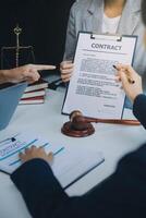 empresário e advogado discutem o documento do contrato. tratado da lei. assinar um contrato de negócios. foto