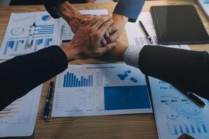 o negócio pessoas Junte-se mãos para Junte-se forças Como uma trabalho em equipe. foto