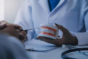 equipe do médicos e Dentistas falando e trabalhando saúde Cuidado conversa médico conferência conceito conectados consultor foto