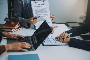 empresário e advogado discutem o documento do contrato. tratado da lei. assinar um contrato de negócios. foto