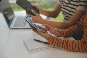 trabalho em equipe com o negócio pessoas análise custo gráfico em a escrivaninha dentro a encontro sala. a o negócio equipe discutido Encontros e instruções estratégias. negociação, análise, discussão foto