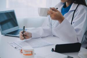 equipe do médicos e Dentistas falando e trabalhando saúde Cuidado conversa médico conferência conceito conectados consultor foto