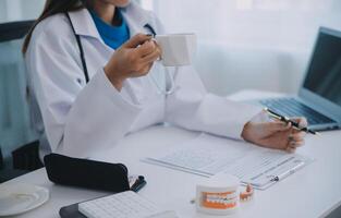 equipe do médicos e Dentistas falando e trabalhando saúde Cuidado conversa médico conferência conceito conectados consultor foto