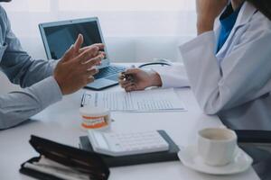 equipe do médicos e Dentistas falando e trabalhando saúde Cuidado conversa médico conferência conceito conectados consultor foto