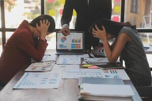 frustrado chateado multirracial o negócio equipe pessoas triste com mau trabalhos resultado dentro relatório desapontado dentro corporativo falência fracasso crise preocupado do papelada problema sentar às mesa às escritório encontro foto