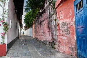 famoso histórico rua do armadilhas localizado dentro a histórico Centro do a herança Cidade do honda dentro a departamento do tolima dentro Colômbia foto