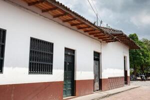 Visão do a lindo ruas do a herança Cidade do guaduas localizado dentro a departamento do cundinamarca dentro Colômbia. foto