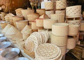 bambu vime, tailandês artesanato produtos vendido dentro frente do comunidade lojas, a maioria estão containers para armazenando comida, tal Como arroz navios a vapor, cestos, e pegajoso arroz containers. foto