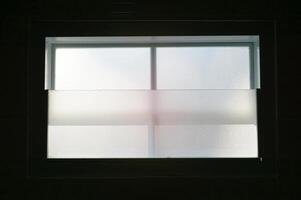 luz solar córregos dentro através a painel duplo vidro janelas dentro a banheiro, que ter fui instalado para providenciar ventilação e brilho durante a dia. foto
