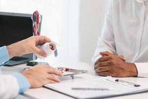 pacientes quem estão preocupado sobre próstata Câncer procurar a adendo do uma médico orientador para Reveja seus sintomas com uma próstata Câncer especialista e estão competente dentro próstata Câncer tratamento. foto