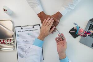 pacientes quem estão preocupado sobre próstata Câncer procurar a adendo do uma médico orientador para Reveja seus sintomas com uma próstata Câncer especialista e estão competente dentro próstata Câncer tratamento. foto