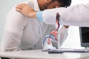 médicos estão aconselhamento próstata Câncer pacientes e usando modelo do a pênis para providenciar a exemplo para próstata Câncer pacientes sobre futuro sintomas e tratamentos. próstata Câncer tratamento conceitos foto