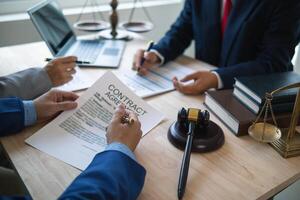 empresários e investidores discutido articulação risco dentro a legal conselho escritório e acordado para placa uma contrato dentro frente do a advogados dentro a legal conselho escritório para testemunha a articulação investimento. foto