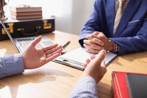 contrato estava colocada em mesa dentro legal do advogado escritório, pronto para investidores para placa a contrato para contratar uma equipe do advogados para providenciar legal adendo para seus investimento. legal consultando conceito foto