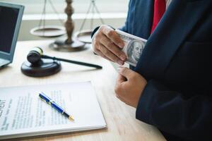 a conceito do réus dentro sério casos suborno funcionários envolvido dentro quadra decisões para mudança a curso do caso de dando subornos para facilitar a advogado equipe e promotores. suborno conceito foto