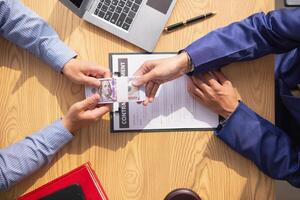 a conceito do réus dentro sério casos suborno funcionários envolvido dentro quadra decisões para mudança a curso do caso de dando subornos para facilitar a advogado equipe e promotores. suborno conceito foto