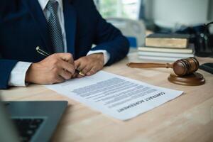 contrato estava colocada em mesa dentro legal do advogado escritório, pronto para investidores para placa a contrato para contratar uma equipe do advogados para providenciar legal adendo para seus investimento. legal consultando conceito foto