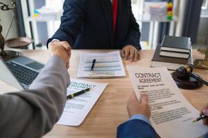 empresários e investidores discutido articulação risco dentro a legal conselho escritório e acordado para placa uma contrato dentro frente do a advogados dentro a legal conselho escritório para testemunha a articulação investimento. foto