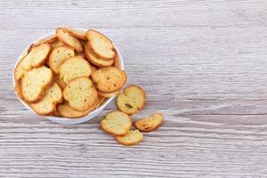 trigo biscoitos em madeira foto