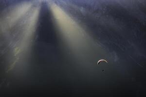 parapente dentro a stubai Alpes foto