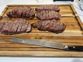 1 mês envelhecido prime costela olho bife defumado e queimado com sal Pimenta alho tempero foto