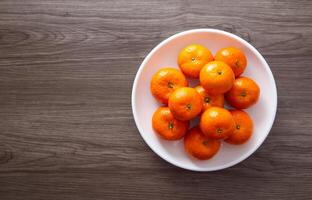 fresco mandarim laranjas fruta ou tangerinas em uma de madeira mesa foto