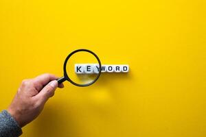 quadra do palavra chave em amarelo fundo. conceptual imagem do a importância do a palavras-chave. foto