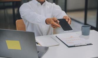 o negócio pessoas encontro às escritório escrevendo notas sobre pegajoso notas laptop, tablet planejamento e debate estratégias do colegas dentro escritório foto