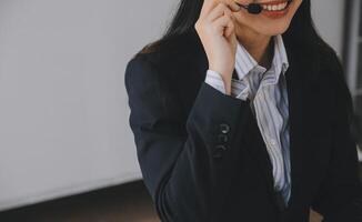 comunicação apoiar, ligar Centro e cliente serviço Socorro escrivaninha. voip fone de ouvido em Telefone teclado. foto