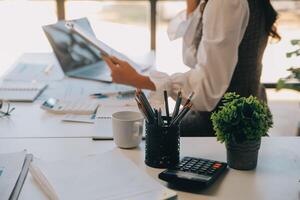 co trabalhando conferência, o negócio equipe encontro presente, investidor executivo colegas discutindo Novo plano financeiro gráfico dados em ao ar livre escritório mesa com computador portátil e tábua, finança, contabilidade foto