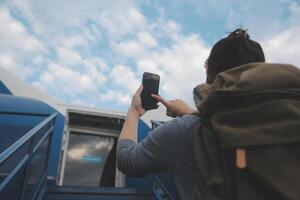 feliz atraente ásia mulher viajante com mochila às a moderno aeroporto terminal, cópia de espaço, turista viagem viagem conceito foto