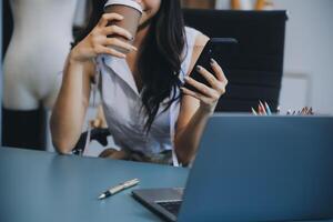 jovem empresário pequeno empresário trabalhando em home office. entrega de embalagens de marketing on-line, empreendedor de startups ou conceito de mulher freelance. proprietário de pequena empresa foto