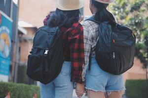 mulher viagem por aí a mundo com mochila liberdade e relaxar vida conceito. foto