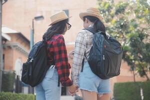 mulher viagem por aí a mundo com mochila liberdade e relaxar vida conceito. foto