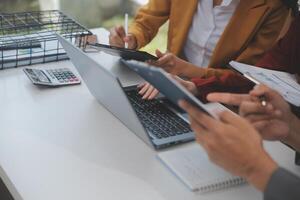 grupo de jovens empresários asiáticos colegas de trabalho criativos no escritório feliz em ser um trabalho em equipe de parceria bem-sucedida celebrando o conceito de conquista e sucesso. foto