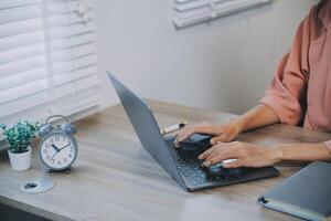 jovem adulto feliz sorridente estudante asiático latino-americano usando fones de ouvido falando na reunião de bate-papo on-line usando laptop no campus universitário ou no escritório virtual. estudante universitária aprendendo remotamente. foto