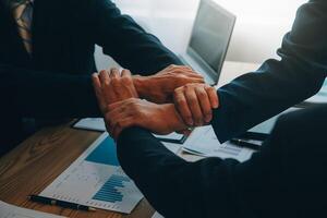 o negócio pessoas Junte-se mãos para Junte-se forças Como uma trabalho em equipe. foto