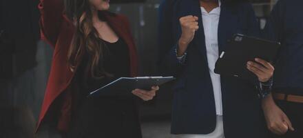 grupo de jovens empresários asiáticos colegas de trabalho criativos no escritório feliz em ser um trabalho em equipe de parceria bem-sucedida celebrando o conceito de conquista e sucesso. foto