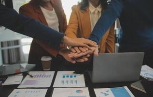 equipe do jovem ásia empreendedores e comece ter o negócio encontro e encorajando cada de outros para Boa espírito energia para realizar bem sucedido marketing plano conceito foto